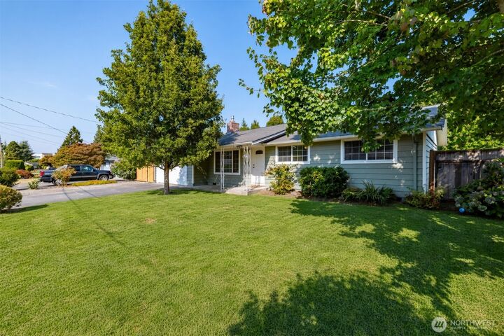 Property Photo:  1206 S Walnut St  WA 98233 
