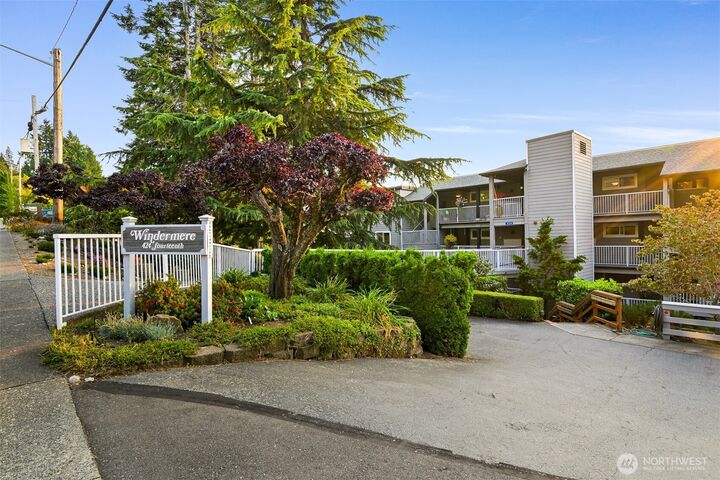 Property Photo:  424  14th Street 403  WA 98225 