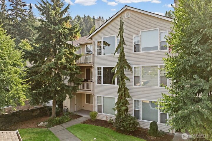Property Photo:  4714  Mill Pond Drive SE 403  WA 98092 