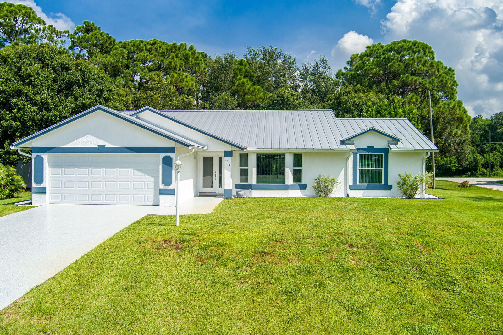 Property Photo:  1901 SW Yellowtail Avenue  FL 34953 