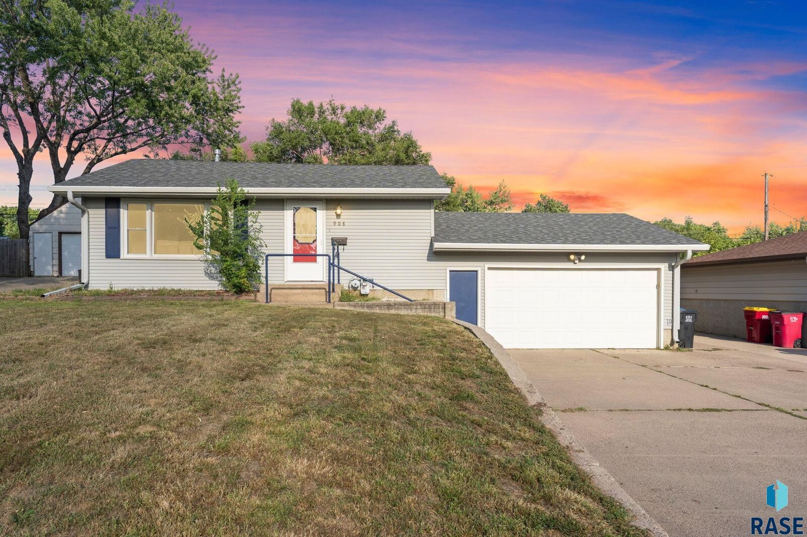 Property Photo: 908 S Conklin Ave SD 57103