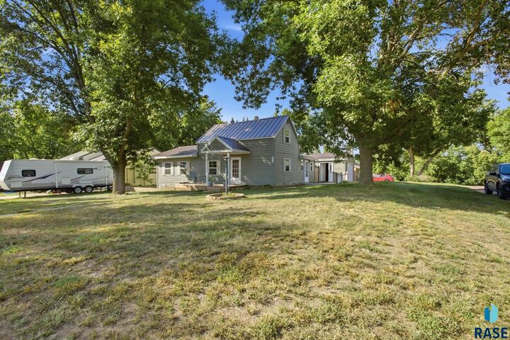 Property Photo: 240 Oak Ave SD 57003