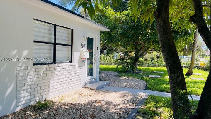 Property Photo: 841 S 24th Ave FL 33020
