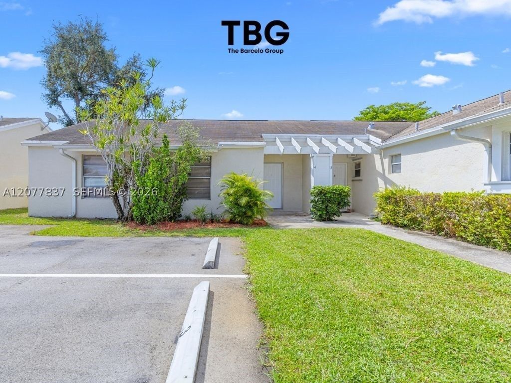 Property Photo:  886 NE 214th Ln 4  FL 33179 