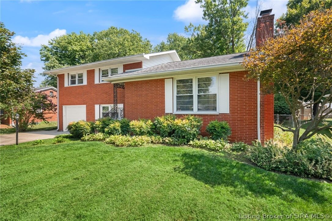 Property Photo:  104 W Maplewood Drive  IN 47129 