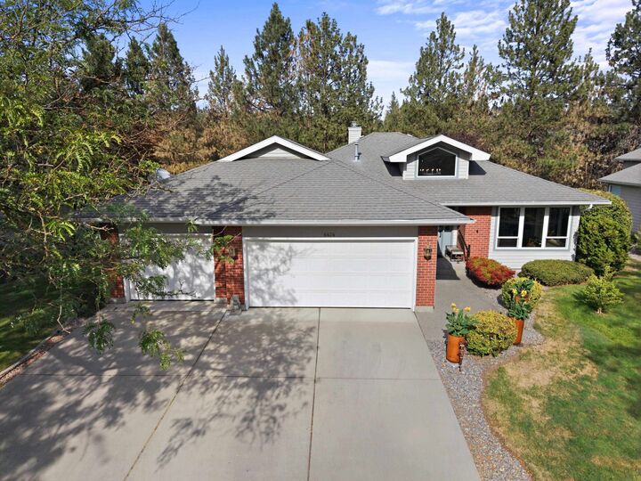 Property Photo: 6424 N Royal Crescent Ln WA 99205
