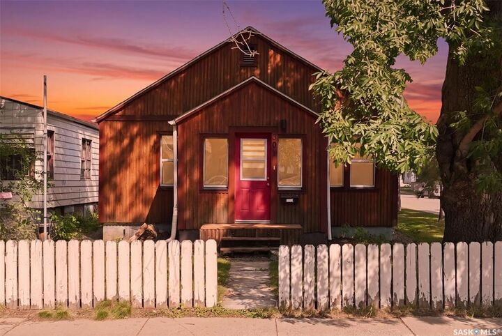 Property Photo:  301 Taylor Street W  SK S7M 0C6 