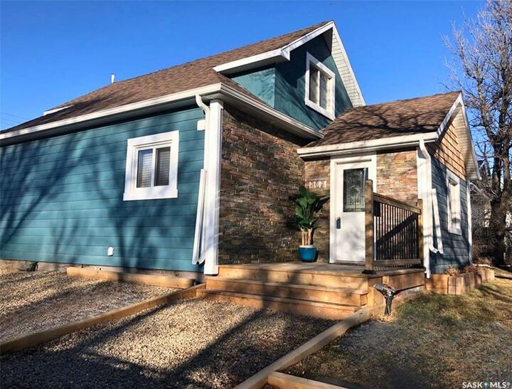 Property Photo:  707 N Railway Street E  SK S9H 1E1 