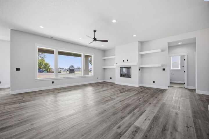 Property Photo:  3133 Road 71st Place  WA 99301 