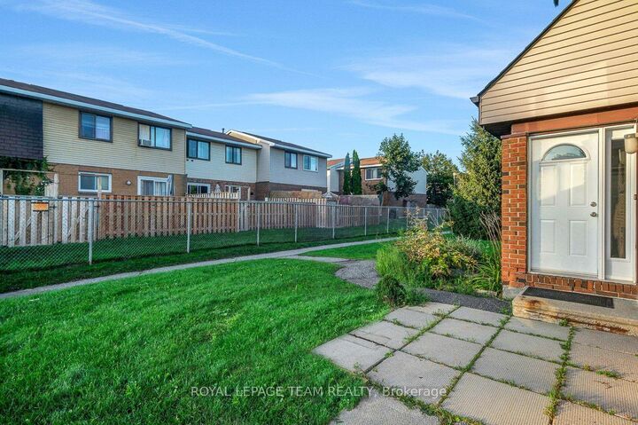 Property Photo:  13 Woodvale Green Drive 100  ON K2G 4H1 