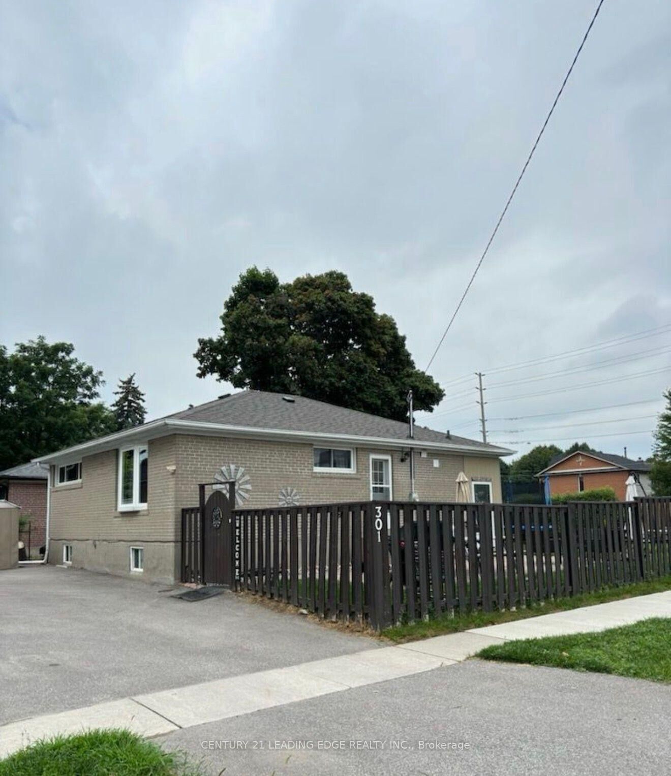 Property Photo:  301 Rossland Road W  ON L1N 3H8 