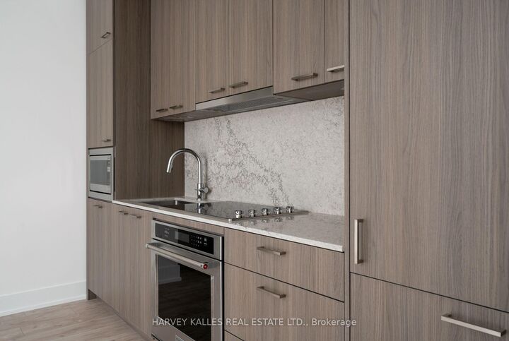 Property Photo: 858 Dupont Street Ph37 ON M6G 0C1