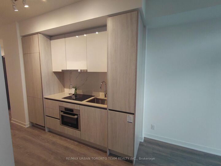 Property Photo:  180 Front Street E 1702  ON M5A 0K9 