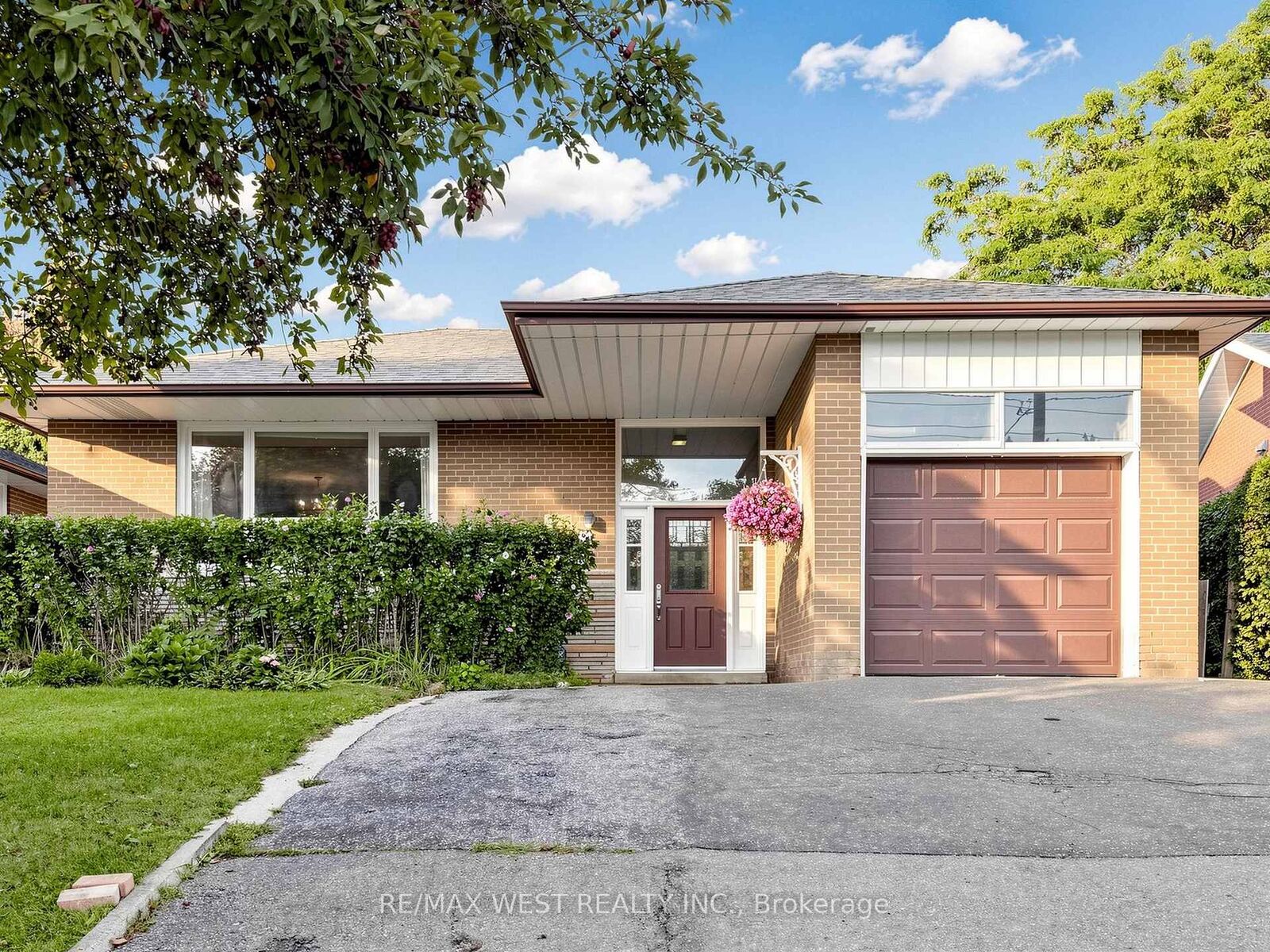 Property Photo: 941 Willowdale Avenue ON M2M 3C3