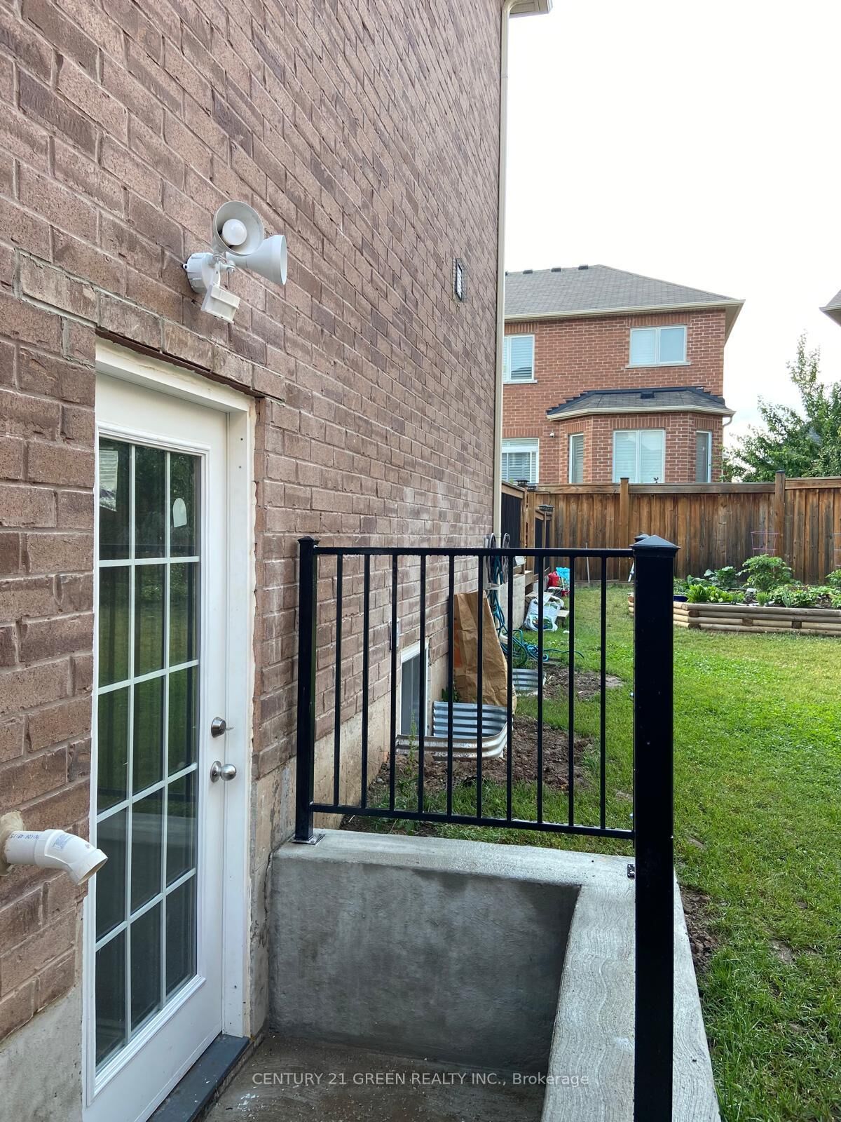 Property Photo:  179 Huddlestone Crescent Basement  ON L9T 8G1 