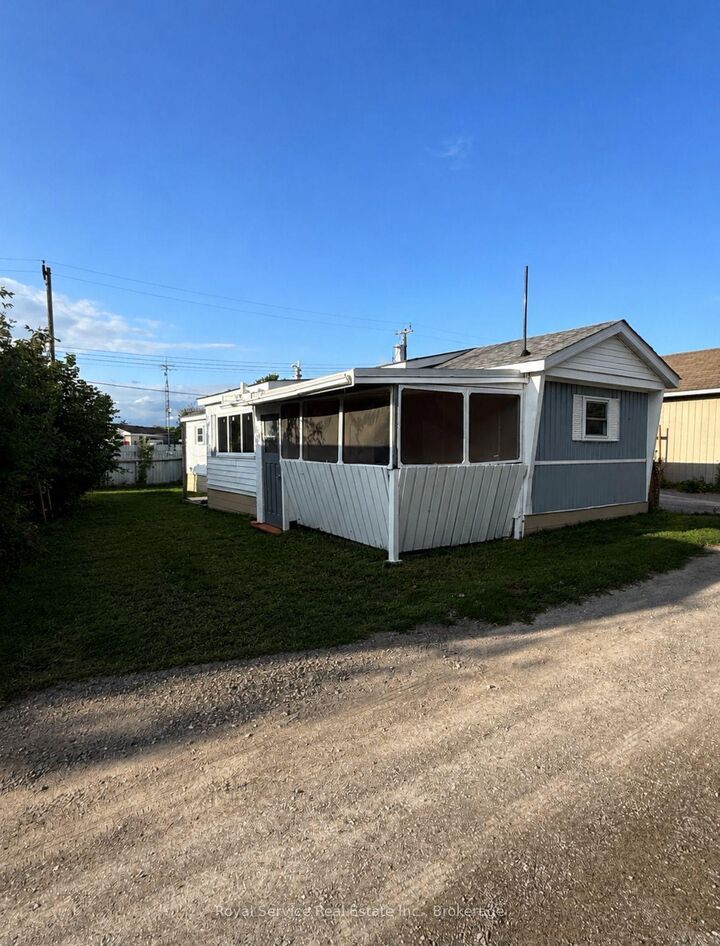 Property Photo:  1037 Arthur Street 4  ON L1B 1K6 