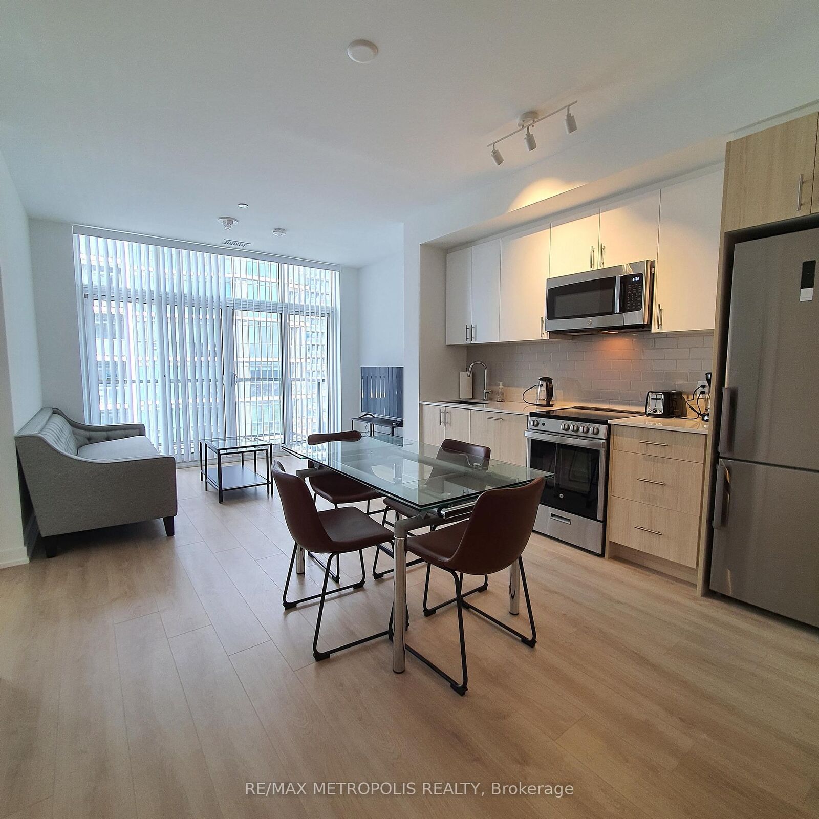 Property Photo:  1195 The Queensway N/A 807  ON M8Z 1R7 
