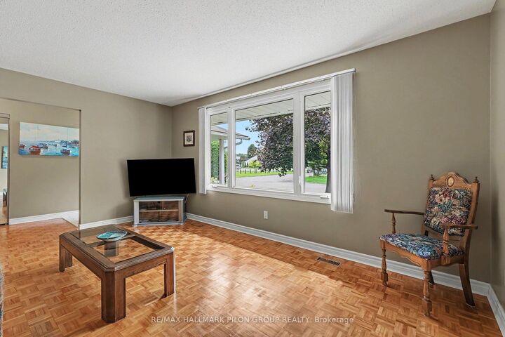 Property Photo:  496 Tisdale Crescent  ON K1J 7A6 