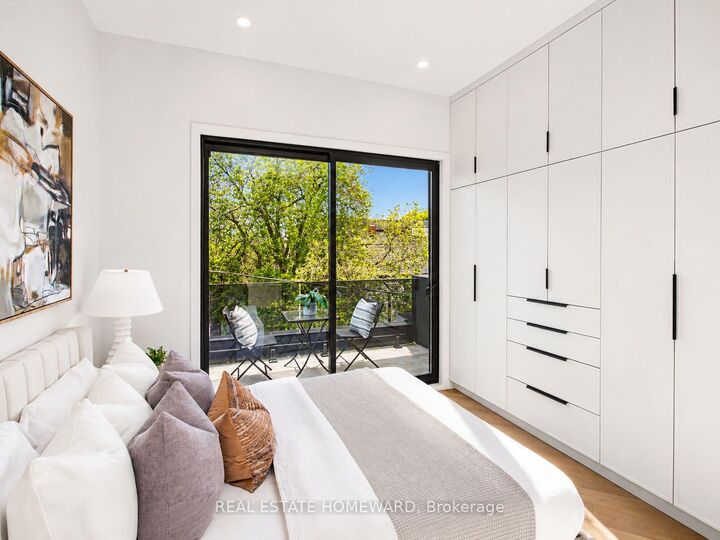 Photo de la propriété: 3 Rebecca Street ON M6J 1K8