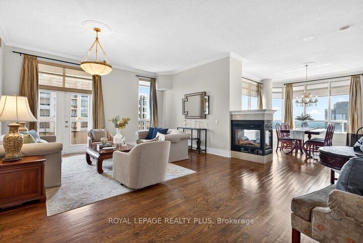 Property Photo:  35 Kingsbridge Garden Circle Tph4  ON L5R 3Z5 