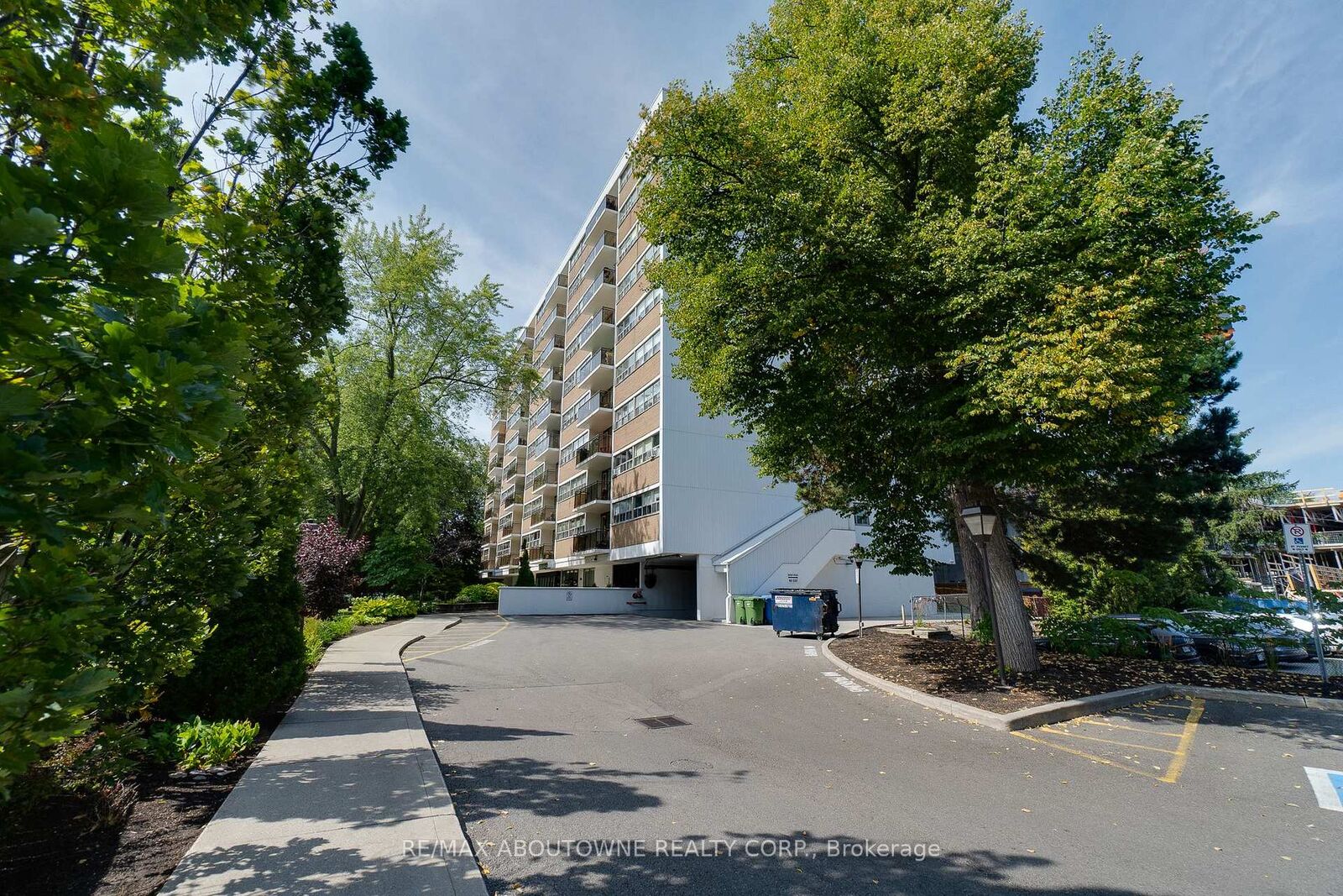 Property Photo: 212 Kerr Street 507 ON L6K 3B1