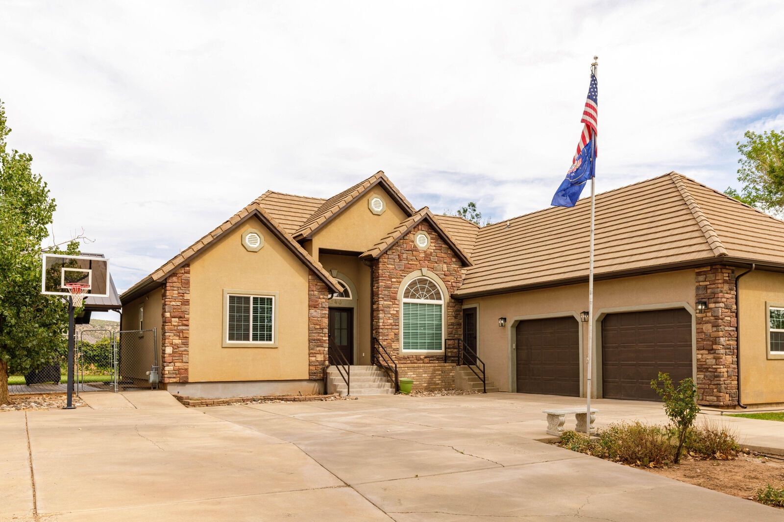 Property Photo: 8040 N Onyx Ct UT 84770