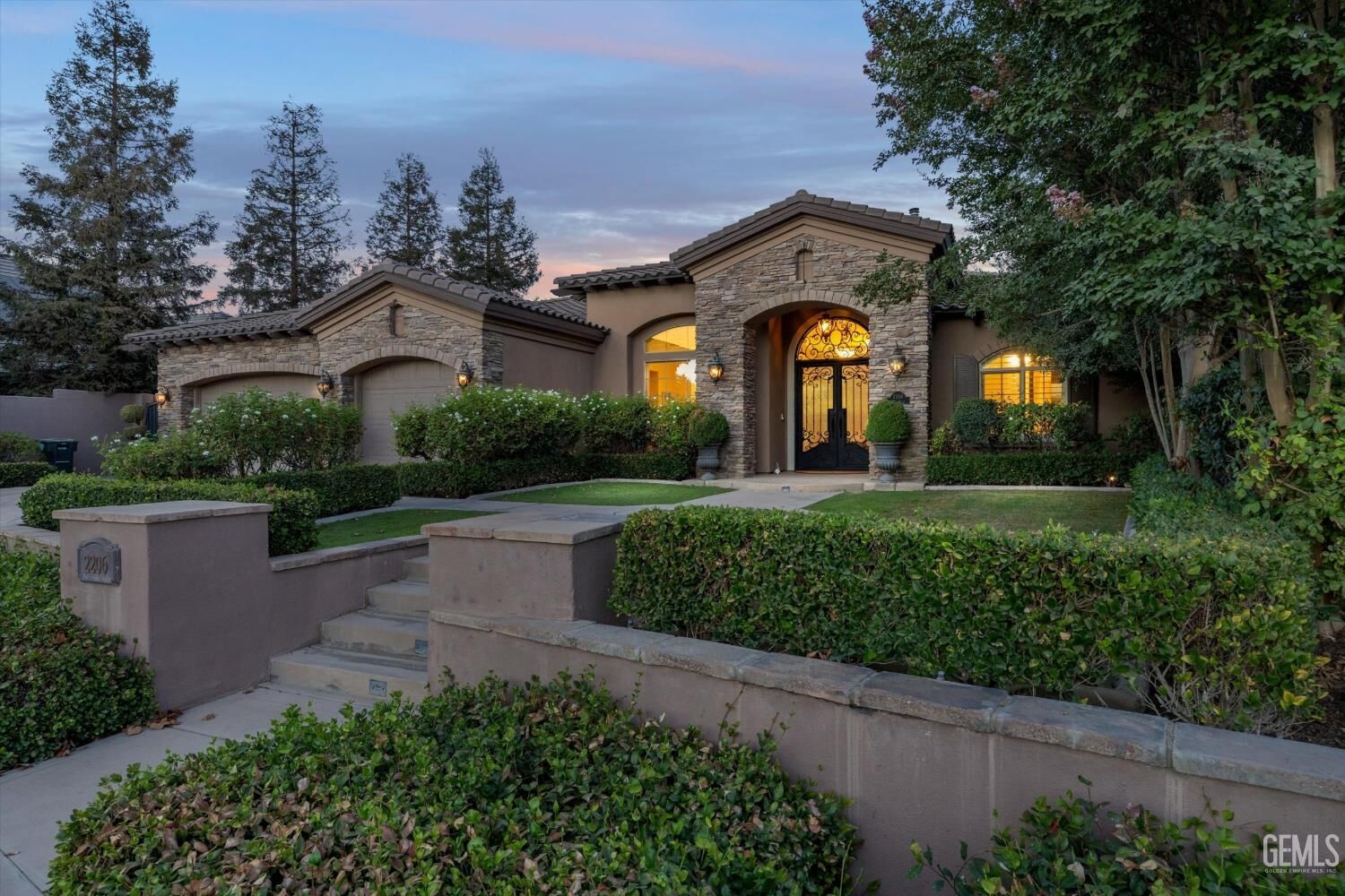 Property Photo:  2206 Ribble Valley Drive  CA 93311 