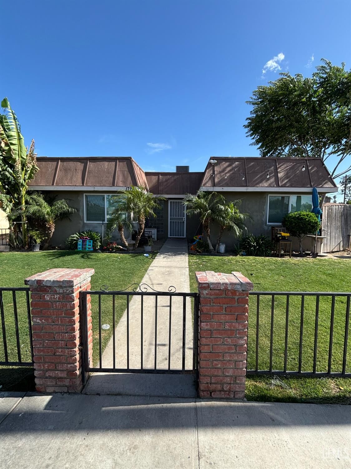 Property Photo: 1721 Buena Vista Street CA 93304