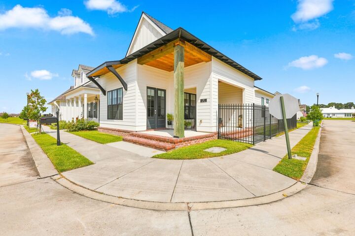 Property Photo: 170 Royal Oak Boulevard LA 70301