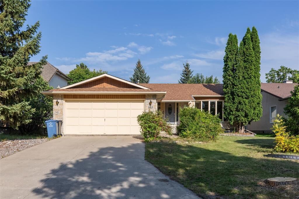 Property Photo:  102 Groveland Bay  MB R3T 5G2 
