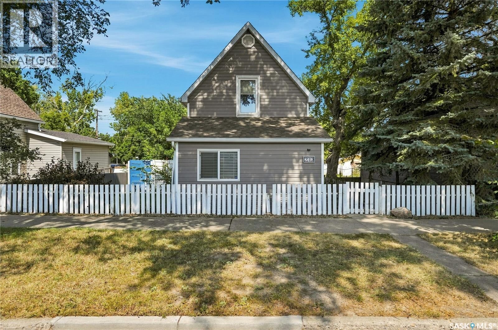 Property Photo: 270 Duffield Street W SK S6H 5H4