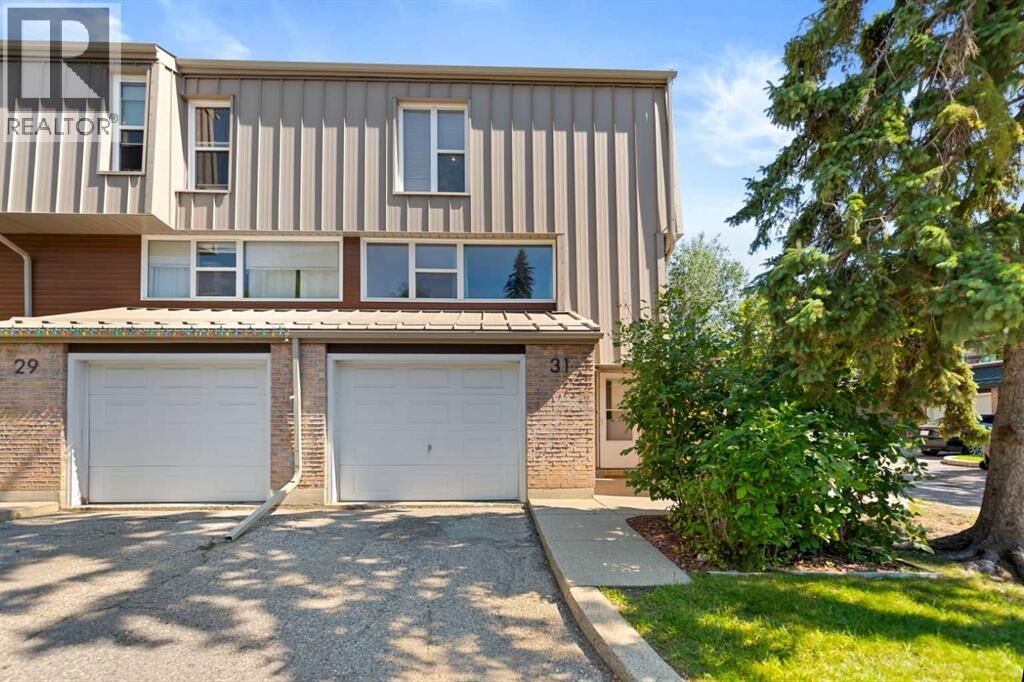 Property Photo:  31 Brae Glen Court Southwest  AB T2W 1B6 