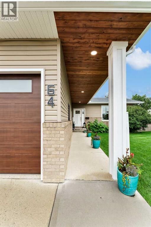 Property Photo: 64 Shannon Drive Southeast AB T1B 4C1