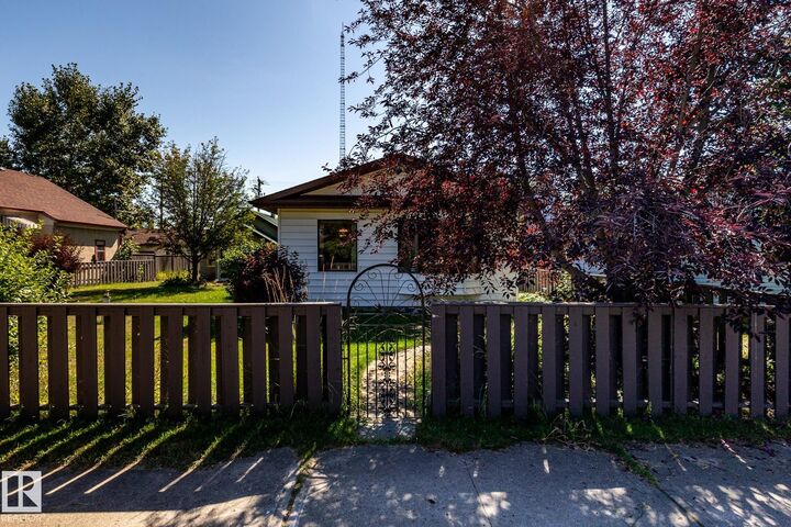 Property Photo:  614 1 Avenue  AB T0C 1X0 