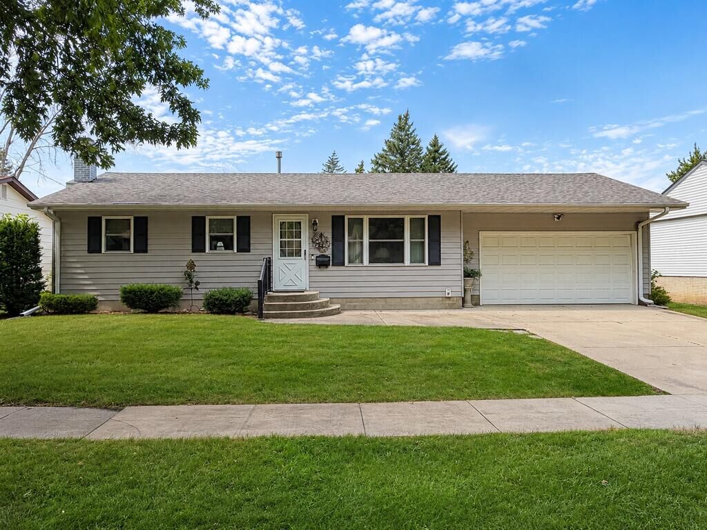 Property Photo:  1036 Knollcrest Dr  IA 50501 