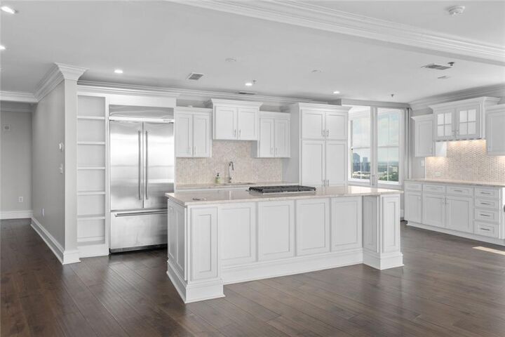 Property Photo: 2881 Peachtree Road NE 2103 GA 30305