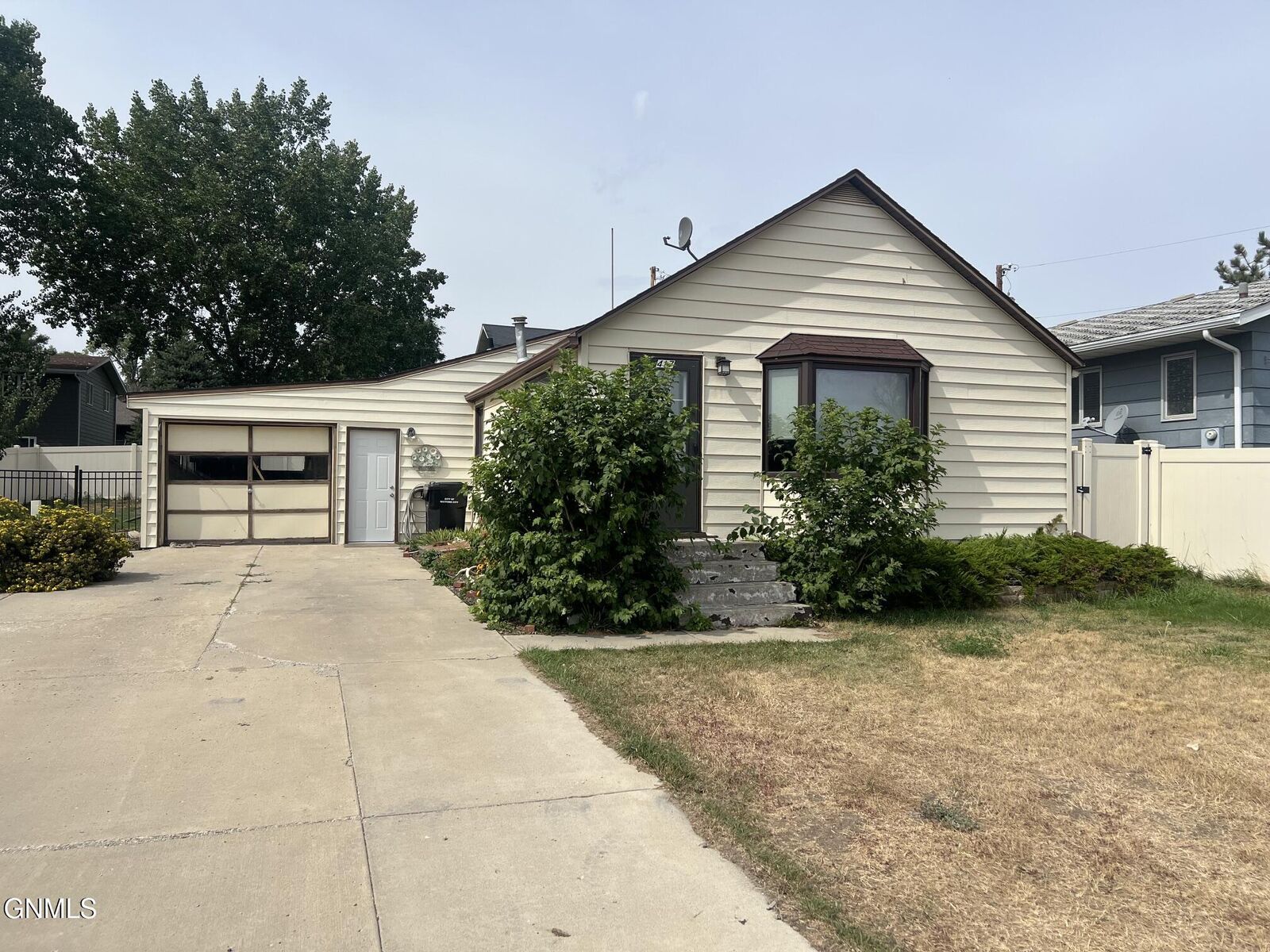 Property Photo: 417 2nd Street NW ND 58854