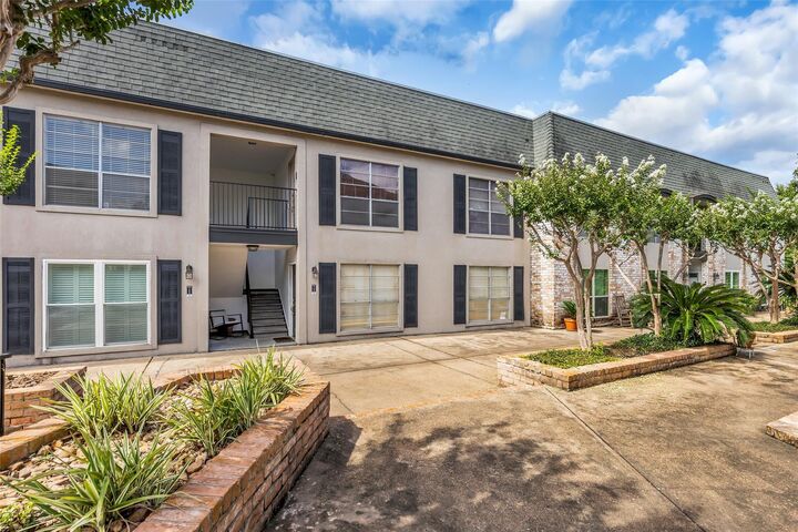 Property Photo: 1800 Stoney Brook Drive 205 TX 77063