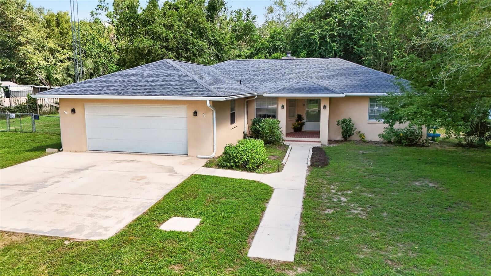 Property Photo:  3255 SE 144th Place  FL 34491 