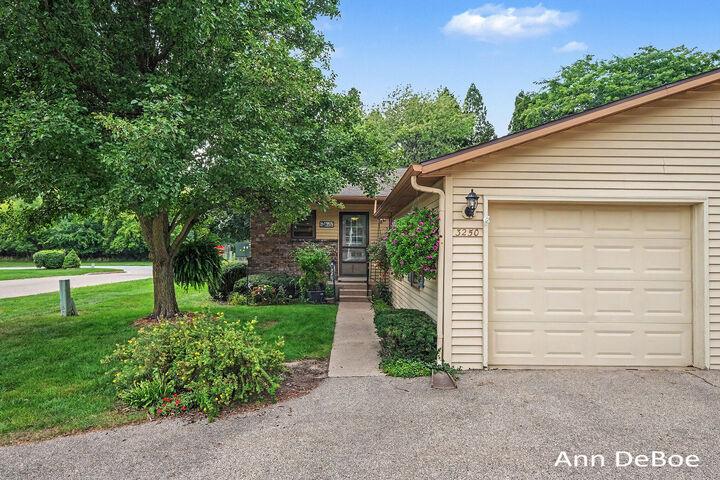 Property Photo:  3250 Oxford Drive SE  MI 49512 