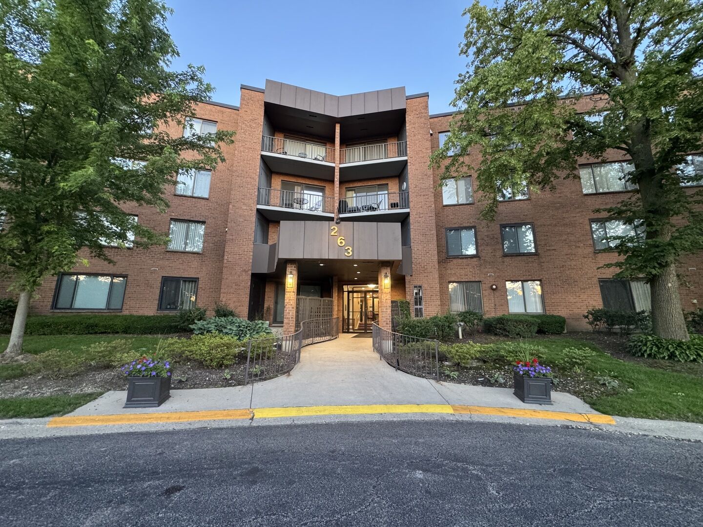 Property Photo:  263 S Clubhouse Drive 312  IL 60074 