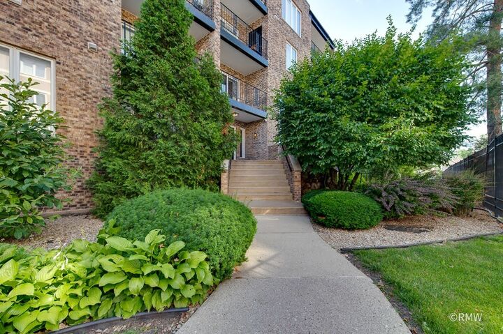 Property Photo: 467 Hiawatha Trail 106 IL 60191