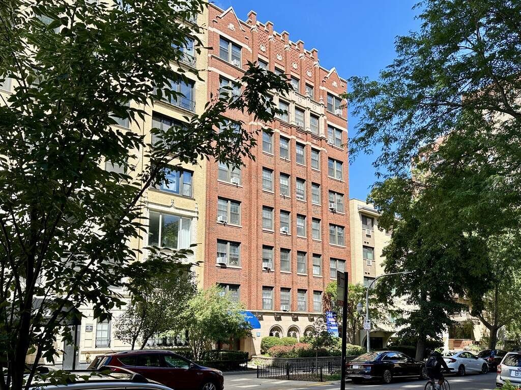 Property Photo:  434 W Wellington Avenue 211  IL 60657 