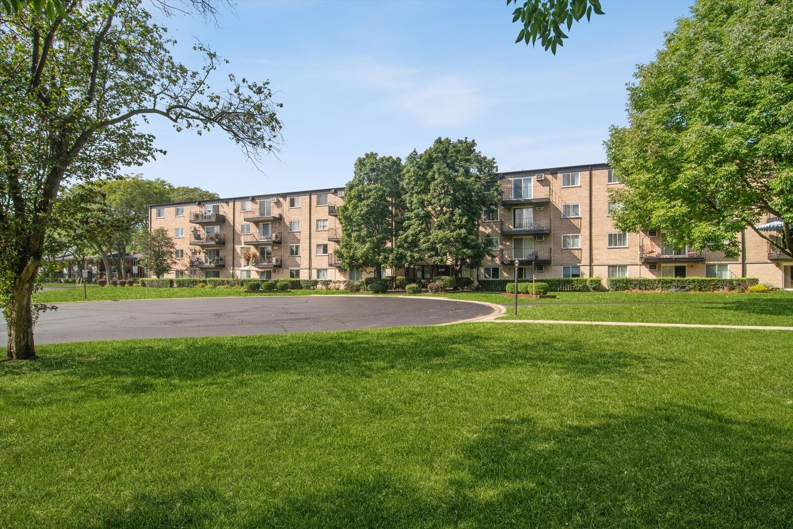 Property Photo:  2420 E Brandenberry Court 1L  IL 60004 