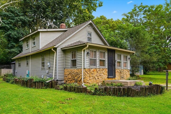 Property Photo: 1702 W 3rd Street IL 61081