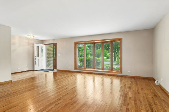 Property Photo:  1807 N Larch Drive  IL 60056 