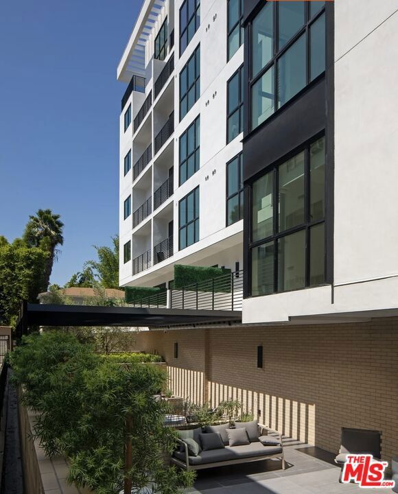 Property Photo:  105 S Doheny Drive Ph2  CA 90048 