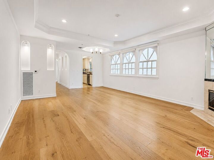 Property Photo:  342 Palm Drive 201  CA 90210 