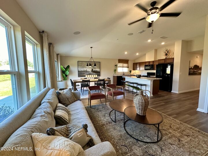 Property Photo: 12398 Gillespie Avenue FL 32218