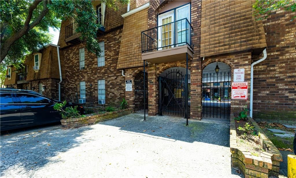 Property Photo: 6200 Riverside Drive 406 LA 70003